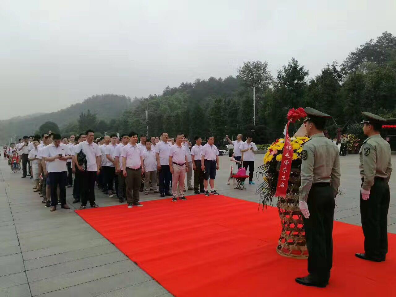 全體人員列隊(duì)向毛主席銅像敬獻(xiàn)花籃