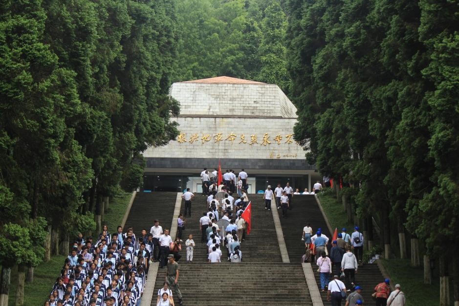 6月10日，全體員工參觀井岡山革命烈士陵園，并向革命烈士陵園敬獻(xiàn)花圈。