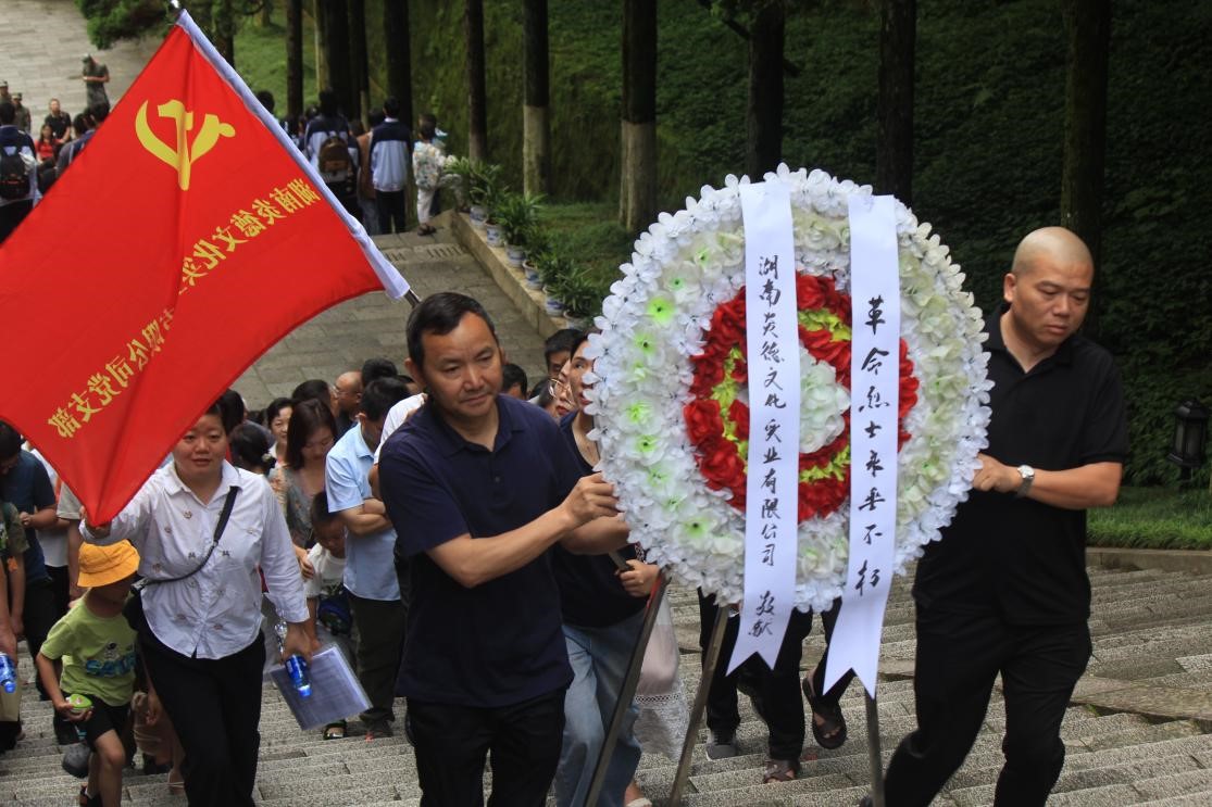 6月10日，全體員工參觀井岡山革命烈士陵園，并向革命烈士陵園敬獻(xiàn)花圈。